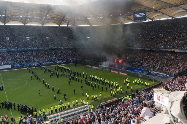 GER 1 FBL Hamburger SV vs B 12 05 2018 Volksparkstadion Hamburg GER 1 FBL Hamburger SV vs B in the picture Rampage from the north curve during the match Fireworks on the square Police dogs and horses nordphotox xKokenge nordphoto00001