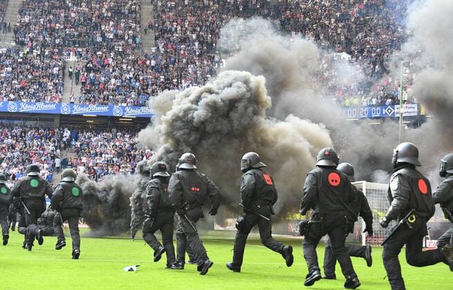 Soccer Men Season 2017 2018 1 Bundesliga 34 Matchday Hamburger SV Borussia Mönchengladbach Fans of HSV are burning shortly before the end of fireworks from folder and police must secure the pitch 12 05 2018 Copyright: xMatthiasxKochx