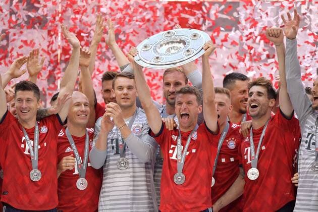 12 05 2018 Football 1 Bundesliga 2017 2018 34 Matchday FC Bayern Munich VfB Stuttgart in the Allianz Arena Munich Award ceremony German Champion Bayern Munich Thomas Müller FC Bayern Munich