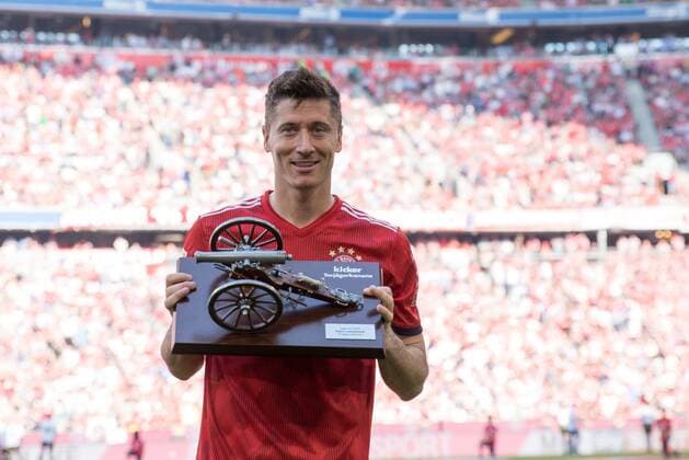 Robert Lewandowski 9 Bayern Munich Muenchen in goal scorer cannon hand FC Bayern Muenchen vs VfB Stuttgart Soccer 1 Bundesliga 12 05 2018 Muenchen Bayern Germany Copyright: xkolbert-press ChristianxKolbertx