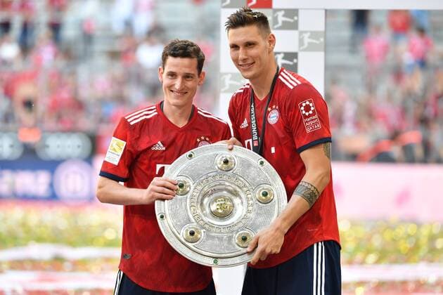 v li Sebastian RUDY Bayern Munich Niklas SUELE Bayern Munich with bowl Meisterschale Trophée Award ceremony Football 1 Bundesliga 34 Gameday Matchday 34 FC Bayern Muenchen M VFB Stuttgart S 1 4 am 12 05 2018 in Muenchen Germany A L I A N Z A R A N A German Champion German Championship