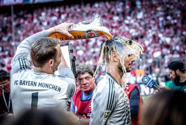 Goalkeeper Manuel Neuer Bayern Muenchen 1 ubergiesst Goalkeeper Sven Ulreich Bayern Muenchen 26 with Beer FC Bayern Muenchen vs VfB Stuttgart 1 Bundesliga Soccer 12 05 2018 FC Bayern Muenchen vs VfB Stuttgart 1 Bundesliga Soccer 12 05 2018 Muenchen Copyright: xLanger Eibner-Pressefotox EP_HLR