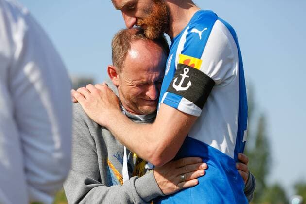 13 05 2018 xtgx Soccer 2 Bundesliga Holstein Kiel Eintracht Braunschweig emspor v l Torsten Lieberknecht Braunschweig Coach cries in the arms of Dominic Peitz Kiel 13 Kiel