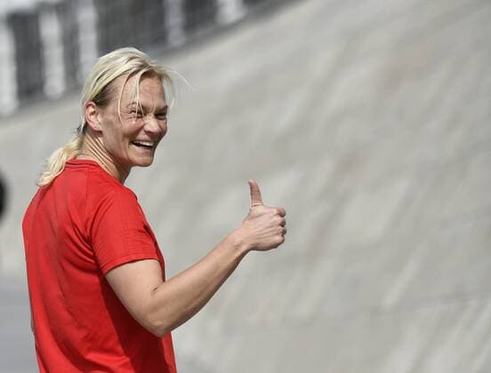 Fourth Four Official Referee Referee Referee Referee Referee Bibiana Steinhaus during morning fitness program at Spreebogen Training Preparation Gesture Gesture Thumbs up 75 DFB Cup Final FC Bayern vs. Eintracht Frankfurt SBU 19 05 2018 DFB Cup Final FC Bayern vs. Eintracht Frankfurt SGE