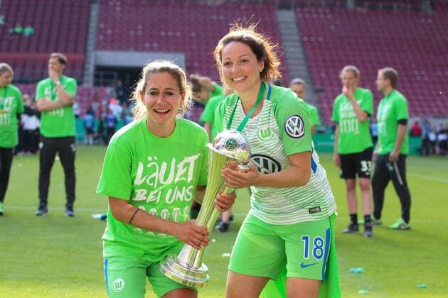 VfL Wolfsburg and Vanessa Bernauer VfL Wolfsburg celebrate with the DfB Cup DFB Pokal Women Final VfL Wolfsburg vs Bayern Munich Muenchen Koeln 19 05 2018 Football DFB Pokal Women Final VfL Wolfsburg vs Bayern Munich Muenchen Koeln Copyright: xMarkxBohla xEibner-Pressefotox EP_bohla