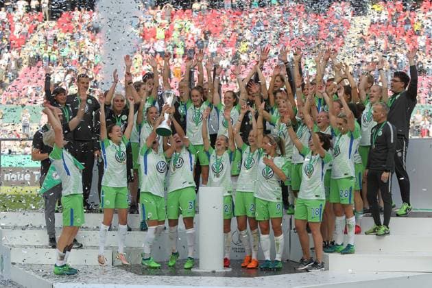 The players cheer with the Cup at VFL Wolfsburg vs Bayern Munich DFB Cup Womens Final 19 05 2018 VFL Wolfsburg vs FC Bayern Muenchen DFB Cup Womens Final 19 05 2018 Koeln Copyright: xMarioxHommesx Eibner-Pressefotox EP_mhs
