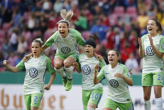 Soccer Cologne Germany DFB Cup Final Women VFL Wolfsburg WOB vs. FC Bayern Munich 3 2 n E in the Rhein Energie Stadium in Cologne on 19 05 2018 Isabel KERSCHOWSKI VFL Zsanett JAKABFI VFL Ella MASAR VFL Noelle MARITZ VFL Joelle WEDEMEYER VFL is on penalties