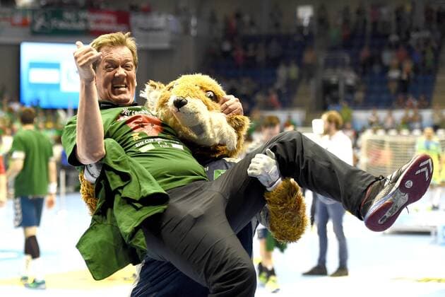 Handball Men EHF Cup Final Four Tournament in Magdeburg Season 2017 18 Final game Foxes Berlin Saint Raphael Var Handball cheering after the whistle at the foxes Berlin Fox Mascot Fuchsi highlights head coach Velimir Petkovic Foxes Berlin high 20 05 18 Copyright: xMichaelxHundtx xMatthiasxKochx
