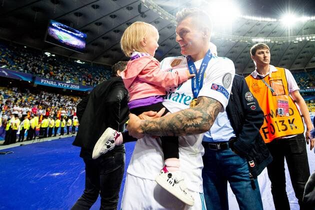 180526 Toni Kroos or Real Madrid celebrates with his child after the UEFA Champions League final between Real Madrid and Liverpool on May 26, 2018 in Kyiv Photo Vegard Wivestad Grott BILDBYRAN Code VG 170178  Copyright: VEGARDxWIVESTADxGRoTT BB180526ZL049