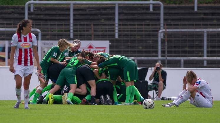 The players of the SV Werder Bremen celebrating the relegation victory joy joy party cheering about the game won football Allianz Women Bundesliga 1 FC Cologne SV Werder Bremen xobx