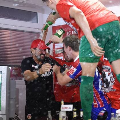 Football Mens Season 2017 18 Promotion round to 3 league return leg FC Energie Cottbus SC Weiche Flensburg 08 Cheers after the final whistle Head coach Claus Dieter Wollitz FC Energie Cottbus receives a champagne shower 27 05 18 at the press conference Copyright: xMichaelxHundtx xMatthiasxKochx