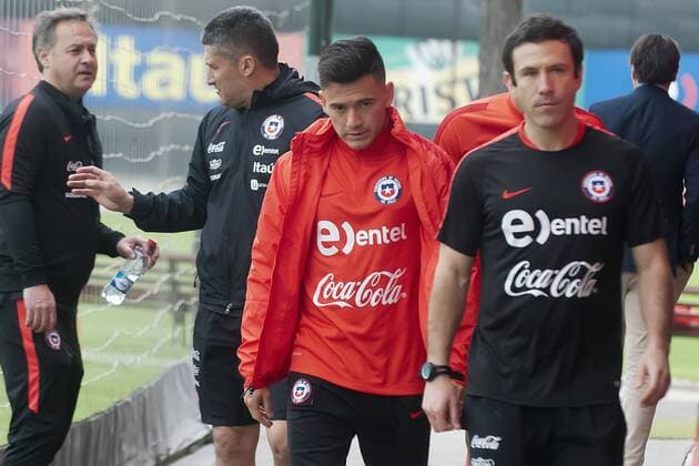 Fútbol, entrenamiento de la seleccion chilena. El jugador de la seleccion chilena Charles Aranguiz es fotografiado durante la practica realizada en el complejo deportivo Juan Pinto Duran de Santiago, Chile. 07 10 2017 Sergio Pina Photosport Football, Chilean national team Nationalteam training session. Chile s player Charles Aranguiz is pictured during the training session at the Juan Pinto Duran center in Santiago, Chile. 07 10 2017 Sergio Pina Photosport Entrenamiento de la seleccion chilena, 07 10 2017.