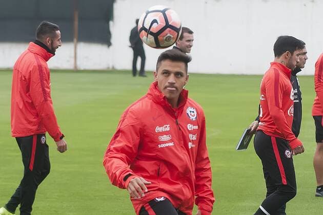 Fútbol, entrenamiento de la seleccion chilena. El jugador de la seleccion chilena Alexis Sanchez es fotografiado durante la practica realizada en el complejo deportivo Juan Pinto Duran de Santiago, Chile. 07 10 2017 Sergio Pina Photosport Football, Chilean national team Nationalteam training session. Chile s player Alexis Sanchez is pictured during the training session at the Juan Pinto Duran center in Santiago, Chile. 07 10 2017 Sergio Pina Photosport Entrenamiento de la seleccion chilena, 07 10 2017.