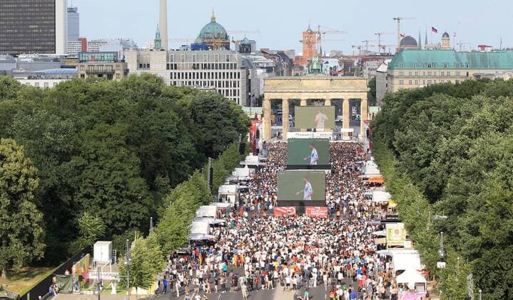 Berlin Tiergarten 17 06 18 Street of 17 June Fan Mile World Cup 2018 Game Germany against Mexico Overview of the fan-filled street of 17 June with monitors for public viewing in the background is the Brandenburg Gate and the City East to see Fan Mile World Cup 2018 Berlin Berlin Copyright: xEIBNER AndreasxGorax EP_AGA
