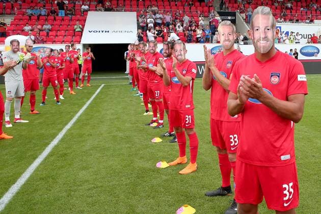 The Heidenheim players Make a trellis for Marc Schnatterer 1 FC Heidenheim 7 celebrates its 10th anniversary Jubilee football match 1 FC Heidenheim vs Hellas Verona 2 Bundesliga Soccer 28 07 2018 Football test game 1 FC Heidenheim vs Hellas Verona 2 Bundesliga Soccer 28 07 2018 Heidenheim Copyright: xLangerx xEibner-Pressefotox EP_HLR