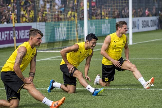 Football 1 Bundesliga Season 2018 2019 Training of Borussia Dortmund on 30 07 2018 in Dortmund Nordrhein Westfalen by Dortmunds Maximilian Philipp Dortmunds Shinji Kagawa and Dortmunds Lukasz Piszczek are expanding Copyright: xKirchner xDavidxInderliedx