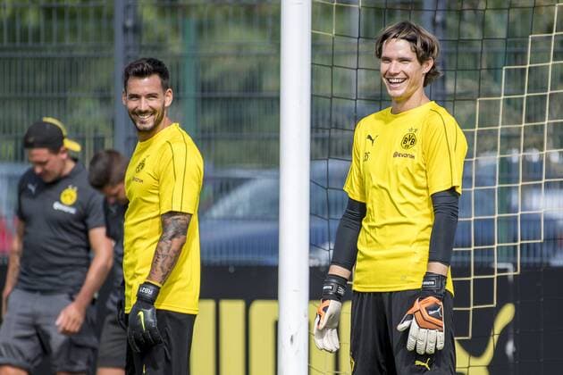 Football 1 Bundesliga Season 2018 2019 Training of Borussia Dortmund on 30 07 2018 in Dortmund North Rhine-Westphalia Dortmund goalkeeper Marwin Hitz r and Dortmund goalkeeper Roman Bürki Buerki joke with each other Copyright: xKirchner xDavidxInderliedx