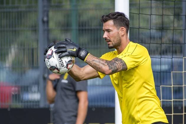 Football 1 Bundesliga Season 2018 2019 Training of Borussia Dortmund on 30 07 2018 in Dortmund Nordrhein Westfalen Dortmund goalkeeper Roman Bürki Buerki captures the ball Copyright: xKirchner xDavidxInderliedx