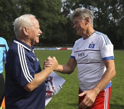Farewell match for Willy Ketterer Photo on the right congratulates Peter Nogly Football Mens Oberliga Hamburg on Sun 19 08 2018 Selection game of the oldies of the VfL Pinneberg HSV Altliga