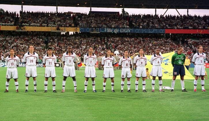 USA SOCCER TEAM - (L. TO R.): JONES COBI (13),MC BRIDE BRIAN (20), REYNA CLAUDIO (21), POPE EDDIE (3), WEGERLE ROY (7), HEJDUK FRANKIE (2), RAMOS TAB (10), MOORE JOE-MAX (9), REGIS DAVID (6),KELLER KASEY (18),DOOLEY THOMAS (CAPT.) ( 5), PRIOR THE 16TH FIFA SOCCER WOLLD CUP FRANCE 98 USA vs IRAN THE ƒ&JUNE IN LYON; ROBERT VANDEN BRUGGE:VDB ROBERTxVANDENBxBRUGGE x85097052stx
