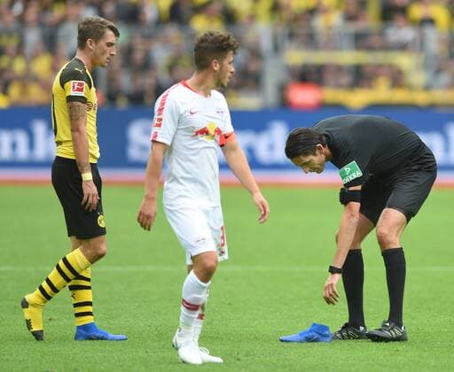 Borussia Dortmund Rasenballsport Leipzig 26 08 2018 Referee Deniz Aytekin lifts the shoe from Maximilian Philipp BvB to center Diego Demme RBL DFL REGULATIONS PROHIBIT ANY USE OF PHOTOGRAPH AS IMAGE SEQUENCES AND OR QUASI VIDEO HM