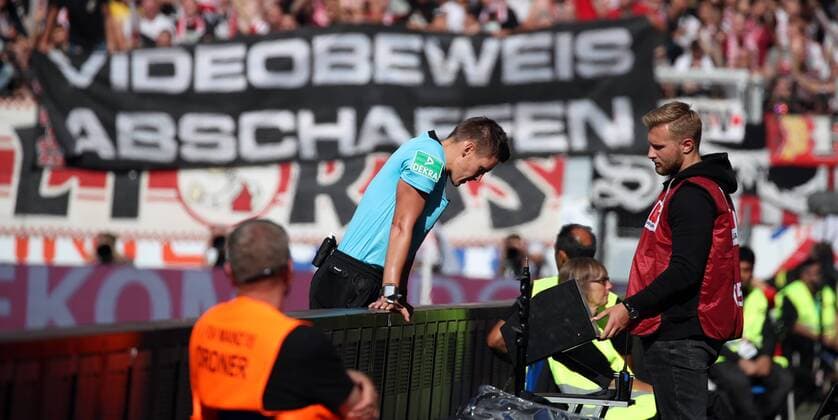 1 FSV Mainz 05 VfB Stuttgart Daniel Siebert Referee Video Evidence DFL REGULATIONS PROHIBIT ANY USE OF PHOTOGRAPH AS IMAGE SEQUENCES AND OR QUASI VIDEO 1 FSV Mainz 05 VfB Stuttgart Germany Mainz 26 08 2018 Soccer Bundesliga Season 2018 2019