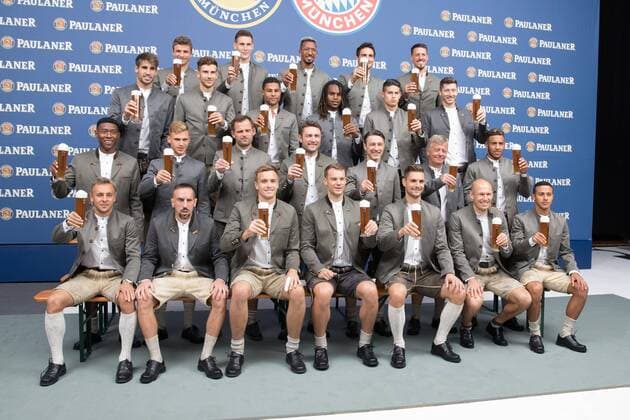 Javi Martinez 8 Bayern Munich Thomas Mueller 25 Bayern Munich Niklas Suele 4 Bayern Munich Jerome Boateng 17 Bayern Munich Mats Hummels 5 Bayern Munich Sandro Wagner 2 Bayern Munich Leon Goretzka 18 Bayern Munich Serge Gnabry 22 FC Bayern Munich Renato Sanches 35 Bayern Munich James Rodriguez 11 Bayern Munich Robert Lewandowski 9 FC Bayern Munich David Alaba 27 FC Bayern Munich Joshua Kimmich 32 FC Bayern Muenchen Goalkeeper Coach Toni Tapalovic FC Bayern Munich Coach Robert Kovac FC Bayern Munich Muenchen Head Coach Nico Kovac FC Bayern Muenchen Corentin Tolisso 24 FC Bayern Muenchen Rafinha 13 FC Bayern Munich Franck Ribery 7 FC Bayern Munich Christian Fruechtl 36 FC Bayern Munich Manuel Neuer 1 FC Bayern Munich Sven Ulreich 26 FC Bayern Munich Arjen Robben 10 Bayern Munich Thiago Alcantara 6 Bayern Munich Muenchen at the photo shoot with Weissbierglas in hand FC Bayern Muenchen Lederhosen Shooting Fussball 02 09 2018 Mu little Bavaria Germany Copyright: xkolbert-press ChristianxKolbertx