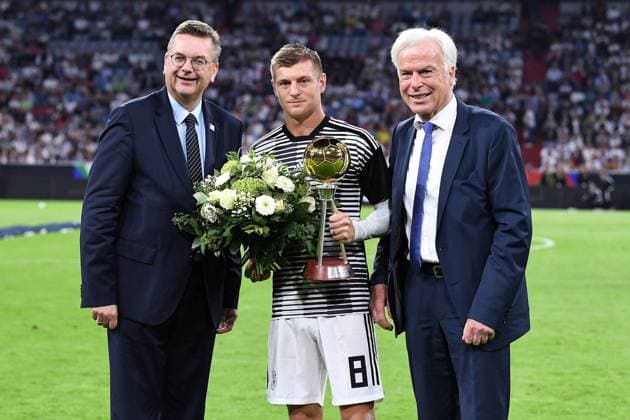 Football UEFA Nations League Germany France on 06 09 2018 at the Allianz Arena in Munich Toni Kroos is honored to be Player of the Year Reinhard Grindel DFB President left Toni Kroos Germany middle Rainer Holzschuh Kicker right DFB regulations prohibit any use of images as image sequences and or quasi Video xRx