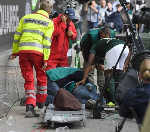 Soccer Mens Season 2018 2019 1 Bundesliga 3 Gameday VfL Wolfsburg Hertha BSC Jerome Roussillon out of the picture Wolfsburg hit a cameraman on the head who had to be treated DFL REGULATIONS PROHIBIT ANY US PHOTOGRAPH AS IMAGE SEQUENCES AND OR QUASI VIDEO 15 09 2018 Copyright: xMatthiasxKochx