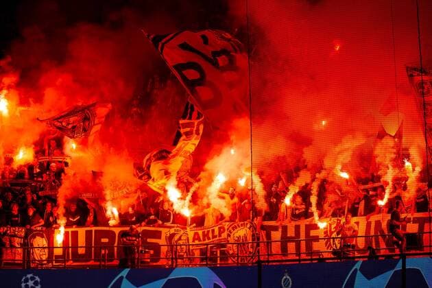 Bruegge Belgium 18 09 2018 UEFA Champions League 2018 19 Season Preliminary Round Group Stage Group A 1 Day Club Bruegge BV Borussia Dortmund bvb fans with Bengali Fire DeFodi001