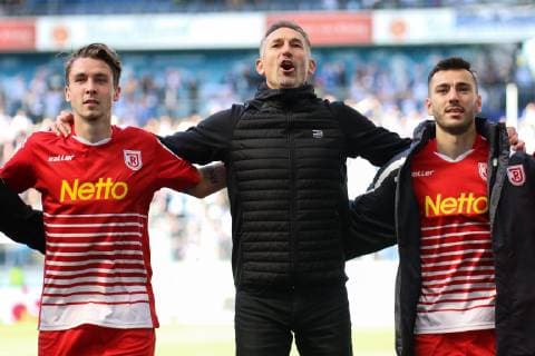 Adrian Fein SSV Jahn Regensburg Achim Beierlorzer Head coach SSV Jahn Regensburg and Sargis Adamyan SSV Jahn Regensburg cheering in front of the fans Soccer 2 Bundesliga MSV Duisburg vs SSV Jahn Regensburg Duisburg 29 09 2018 DFL regulations prohibit any use of images as video clips or video footage 2 Bundesliga MSV Duisburg vs. SSV Jahn Regensburg Duisburg Copyright: xMarkxBohla xEibner-Pressefotox EP_bohla