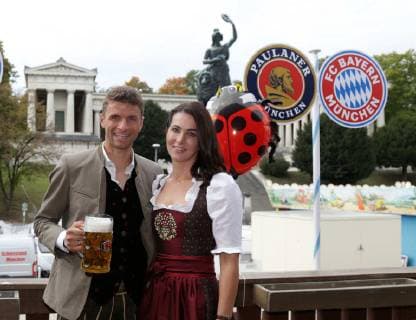 Bayern Muenchen at the WIESN 07 10 2018 Kaefers Oktoberfest Schaenke Theresienwiese Munich GER Bayern Munich at the WIESN Traditionally Bavarian in Lederhosen, the team of FC Bayern Munich once again appear at the annual Oktoberfest visit Wiesn visit in the picture Thomas Müller with wife Lisa nordphotoxKokenge nph00001