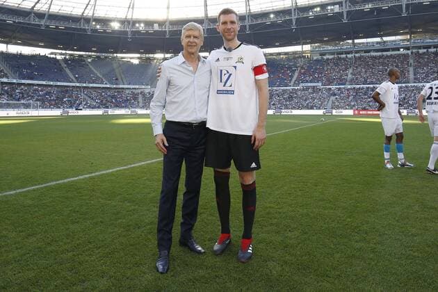 13 10 2018 HDI Arena Hannover Farewell Per Mertesacker finishes his professional career Mertes Homecomming Mertes 96 Friends vs Pers World selection in the picture Arsene Wenger Coach World together with Per Mertesacker 29 World Mertes Homecomming