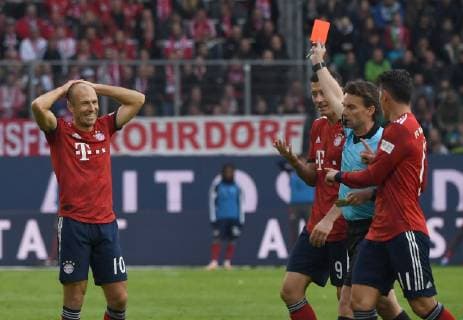 Football Mens Season 2018 2019 1 Bundesliga 8 Gameday VfL Wolfsburg FC Bayern Munich Referee Guido Winkmann shows Arjen Robben l Bayern Munichs yellow red card Robert Lewandowski Bayern München and James Bayern Munich discuss DFL REGULATIONS PROHIBIT ANY USE OF PHOTOGRAPHS AS IMAGE SEQUENCES AND OR QUASI VIDEO 20 10 2018 Copyright: xMatthiasxKochx