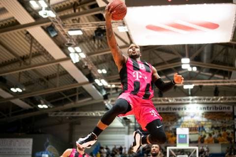 easycredit Basketball Bundesliga Matchday 5 at 27 10 2018 Season 2018 2019 Science City Jena vs. Telekom Baskets Bonn James Ra Shad Bonn at the basket depositor Sparkassen Arena Jena