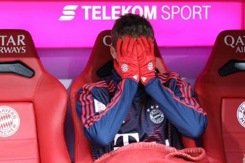 Thomas Mueller 25 FC Bayern Muenchen stressed on the bank FC Bayern Muenchen vs SC Freiburg Soccer 1 Bundesliga 03 11 2018 DFB regulations prohibit any use of photographs as image sequences and or quasi video Muenchen Bayern Germany Copyright: xkolbert-press ChristianxKolbertx