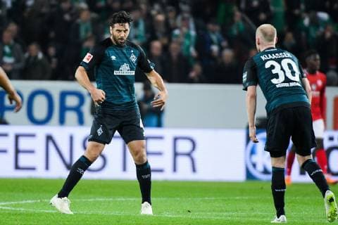 04 11 2018 xpsx Football 1 Bundesliga FSV Mainz 05 SV Werder Bremen emspor v l celebrating the goal Jubel zum 2 1 für SV Werder Bremen by Claudio Pizarro SV Werder Bremen Davy Klaassen SV Werder Bremen DFL DFB REGULATIONS PROHIBIT ANY USE OF PHOTOGRAPHS as IMAGE SEQUENCES and or QUASI VIDEO Mainz