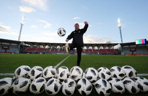 GER final press conference DFB women in front of LS GER Spain 12 11 2018 Erfurt Steigerwaldstadion Arena Erfurt GER season 2018 2019 final press training in front of DFB womens international match 13 11 18 Germany vs. Spain in picture national coach Horst Hrubesch GER