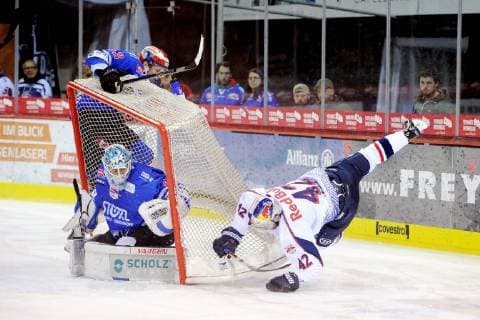 v l n r Kyle Sonnenburg Schwenninger Wild Wings Dustin Strahlmeier Schwenninger Wild Wings Yasin Ehliz EHC Red Bull Muenchen GER Eishockey DEL Schwenninger Wild Wings EHC Red Bull Muenchen 02 11 2018 Villingen Schwenningen Copyright: xEIBNER SvenxLaeglerx EP_SLR