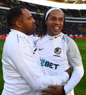 17 11 2018 xjhx Football charity game Ronaldinho friends Adler All Stars emspor v l Ailton Ronaldinho friends Ronaldinho Ronaldinho friends DFL DFB REGULATIONS PROHIBIT ANY USE OF PHOTOGRAPHS as IMAGE SEQUENCES and or QUASI VIDEO Frankfurt am Main