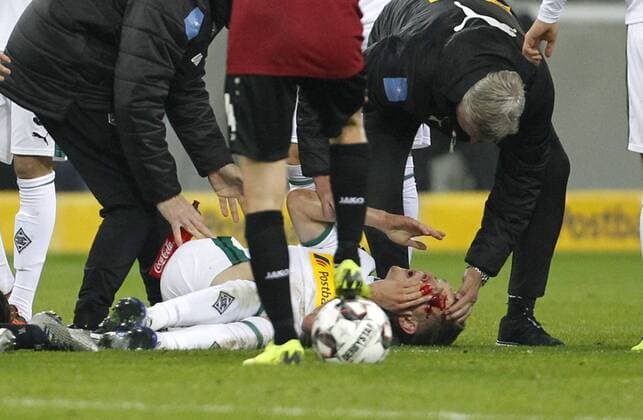 Mönchengladbach Borussiapark 25 11 18 Matthias Ginter Bor Moenchengladbach M must be injured out after clashing with Noah Joel Sarenren Bazee Hannover 96 in match of 1 Bundesliga between Borussia Mönchengladbach vs. Hannover 96 in season 2018 2019 DFL regulations prohibit any use of photographs as image sequences and or quasi video