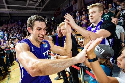 14 10 2018 Basketball Bundesliga easyCredit BBL Season 2018 19 3 Matchday BG Göttingen s Oliver Würzburg Göttingens Michael Stockton claps his hands with fans ab Photo Swen Doorman BG Göttingen s Oliver Würzburg SPF3480