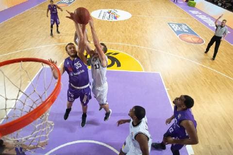 28 10 2018 Basketball Bundesliga easyCredit BBL Season 2018 19 5 Matchday BG Göttingen HAKRO Merlins Crailsheim Göttingens Stephan Haukohl l plays against Crailsheims Konrad Wysocki Photo Swen Gatekeeper