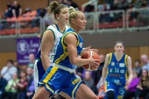 flippo Baskets BG 74 Göttingen Eintracht Braunschweig Basketball Women DBBL Cup Season 2018 2019 Round of 16 flippo Baskets BG 74 Göttingen Eintracht Braunschweig 09 12 2018 Göttingen Braunschweigs Matilda Claesson r plays against Göttingens Klaudia Grudzien Göttingen Niedersachsen Germany