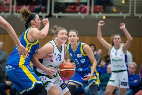 flippo Baskets BG 74 Göttingen Eintracht Braunschweig Basketball Women DBBL Cup Season 2018 2019 Round of 16 flippo Baskets BG 74 Göttingen Eintracht Braunschweig 09 12 2018 Göttingen Göttingens Klaudia Grudzien 2 v l plays against Braunschweigs Lyndi Laborn l and Eva Rupnik Göttingen Niedersachsen Germany