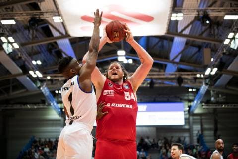 easycredit Basketball Bundesliga Matchday 15 on 5 1 2019 Season 2018 2019 Science City Jena vs. Giessen 46ers John Bryant Giessen on throw against Ikenna Ike Iroegbu Jena Sparkassen Arena Jena
