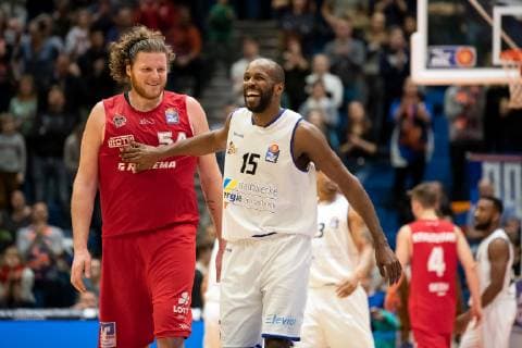 easycredit Basketball Bundesliga Matchday 15 on 5 1 2019 Season 2018 2019 Science City Jena vs. Giessen 46ers Hard duel on the field and still with a smile v li John Bryant Giessen and Derrick Allen Jena Sparkassen Arena Jena