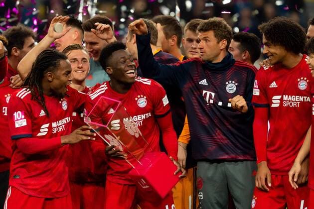 Duesseldorf Germany 13 01 2019 Telekom Cup 2019 FC Bayern Munich winner of the Telekom Cup 2019 Alphonso Davies FCB with the cup DeFodi001