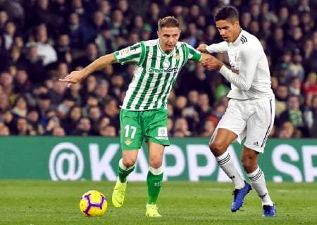 Real Betis midfielder Joaquin Sanchez (L) duels for the ball with Real Madrid s French Raphael Varane (R) during the Spanish La Liga Primera Division soccer match played at Benito Villamarin stadium in Sevilla, Spain, 13 January 2019. Real Betis vs. Real Madrid !ACHTUNG: NUR REDAKTIONELLE NUTZUNG!  Copyright: xRaulxCarox GRAF8345 20190113-636830132178413495