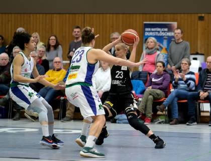 gsd zje 03 02 2019 Göttingen Basketball Ladies Bundesliga DBBL flippo Baskets BG 74 TK Hannover Hannovers Aliaksandra Tarasava on ball against Göttingens Klaudia Grudzien SPFhna8727